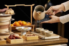 숯불에 음식을 굽고, 간식을 먹고, 차를 마신다. 사진 무료 다운로드 - Lovepik 숯불에 음식을 굽고, 간식을 먹고, 차를 마신다.