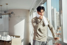 창가에 서서 땀을 닦는 운동선수 남성 사진 무료 다운로드 - Lovepik 창가에 서서 땀을 닦는 운동선수 남성
