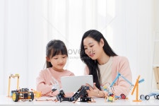 교사는 어린 소녀에게 로봇 프로그래밍 수업을 제공합니다 사진 무료 다운로드 - Lovepik 교사는 어린 소녀에게 로봇 프로그래밍 수업을... 