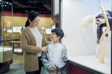 자연 박물관을 방문하는 엄마와 아이 사진 무료 다운로드 - Lovepik 자연 박물관을 방문하는 엄마와 아이