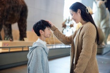 자연사 박물관을 방문하는 엄마와 아이 사진 무료 다운로드 - Lovepik 자연사 박물관을 방문하는 엄마와 아이