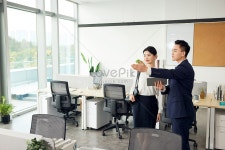 부동산 중개인은 비즈니스 사무실 공간을 보도록 여성 고객을 보여줍니다 사진 무료 다운로드 - Lovepik 부동산 중개인은 비즈니스 사무실... 