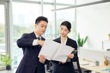 두 명의 부동산 중개인이 청사진으로 통신합니다. 사진 무료 다운로드 - Lovepik 두 명의 부동산 중개인이 청사진으로 통신합니다.