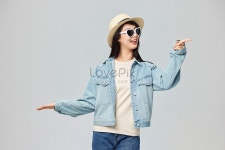 거리를 가리키는 휴일 활기찬 소녀 사진 무료 다운로드 - Lovepik 거리를 가리키는 휴일 활기찬 소녀