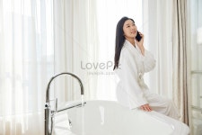 화장실에서 전화로 아름 다운 젊은 여자 사진 무료 다운로드 - Lovepik 화장실에서 전화로 아름 다운 젊은 여자