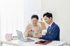  자동차 구매 및 자동차 판매 컨설팅 할머니