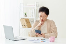 할머니 재무 관리 금융 투자 학습 사진 무료 다운로드 - Lovepik 할머니 재무 관리 금융 투자 학습