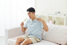 더위를 식히기 위해 아이스캔디를 먹는 남자 사진 무료 다운로드 - Lovepik 더위를 식히기 위해 아이스캔디를 먹는 남자
