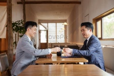 차를 마시고 사업을 논의하는 사업 사람들 사진 무료 다운로드 - Lovepik 차를 마시고 사업을 논의하는 사업 사람들