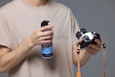  카메라 근접 촬영을 유지하는 사진 작가