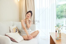 집에서 소파에서 피부 관리를 하는 여성 사진 무료 다운로드 - Lovepik 집에서 소파에서 피부 관리를 하는 여성