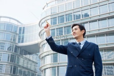 도시의 고층 건물 앞에 있는 사업가들 사진 무료 다운로드 - Lovepik 도시의 고층 건물 앞에 있는 사업가들