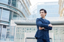 도시의 고층 건물 앞에 있는 사업가들 사진 무료 다운로드 - Lovepik 도시의 고층 건물 앞에 있는 사업가들