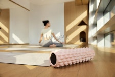  바닥에 아름다운 요가 소녀와 폼 롤러