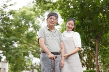 노인의 야외 산책을 돕는 간병인의 이미지 사진 무료 다운로드 - Lovepik 노인의 야외 산책을 돕는 간병인의 이미지