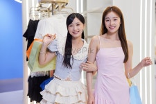 여자친구와 친구들이 오프라인에서 옷을 구매하는 이미지 사진 무료 다운로드 - Lovepik 여자친구와 친구들이 오프라인에서 옷을 구매하는... 