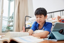  여름방학 동안 숙제를 하는 아이들