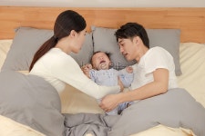  엄마 아빠는 아이들을 침실에 재우게 했어요