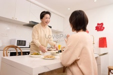  엄마는 딸에게 8 개의 보물 쌀을 제공합니다
