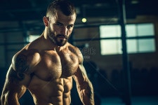  근육을 보여주는 피트니스 코치