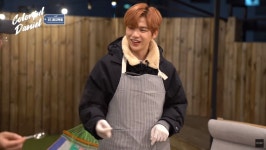 강다니엘 후드 점퍼 예뻐요!