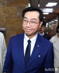與 