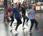 미국에서 흥한다는 춤을 안무로 추는 아이돌.gif