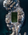 섬 위에 축구장.jpg
