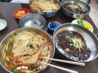 둘이가서 우동 2개, 짜장면 1개 시켰습니다.