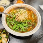 일반 칼국수에 얼큰 버전이라고 생각하시면 됩니다.