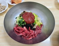 육회비빔밥 vs 비빔회국수