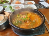 펄펄 끓은 뚝배기에 든 오리탕정식 1인 8천원