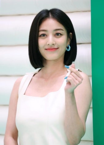 트와이스 지효 보테가 베네타.jpg