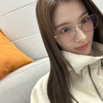 사나 인스타_안경.jpg