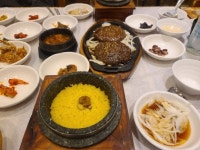 강황 돌솥밥과 떡갈비