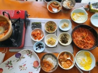 김치찌개와 두루치기 각 1인분 주문