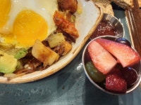 계란 써니 사이드업, 아보카도, 베이컨, 토마토, 치즈, 홈메이드 토스트