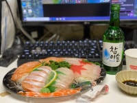 입에서 소주.맥주 안주와 함께
