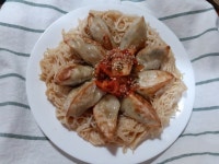 비빔국수와 군만두의 꿀조합