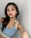 골지 민소매 청바지 잘록한 허리와 배꼽 비비지 엄지
