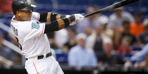 Castro jonronea en paliza de Marlins a Bravos Starlin Castro jonronea en paliza de Marlins a Bravos