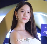 [MD포토] 윤아 `눈부신 우윳빛 피부` - 마이데일리 [MD포토] 윤아 눈부신 우윳빛 피부