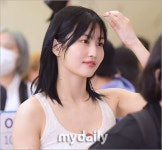 [MD포토] 트와이스 모모 `틈 없는 앞머리가 좋아` - 마이데일리 [MD포토] 트와이스 모모 '틈 없는 앞머리가 좋아'