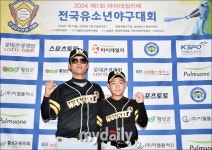 [MD포토] 안양시 워너비 유소년 야구단 남성호 감독과 강승윤 선수 - 마이데일리 [MD포토] 안양시 워너비...