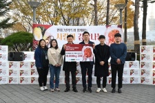현대그린푸드, 용인시수지노인복지관에 겨울철 김장김치 10,000kg... 현대그린푸드, 용인시수지노인복지관에 겨울철 김장김치 10,000kg 전달