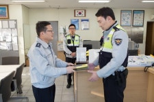 김귀찬 대전경찰청장, 둔산지구대 깜짝 방문 유공 경찰관 표창 수여... 김귀찬 대전경찰청장, 둔산지구대 깜짝 방문 유공 경찰관 표창 수여