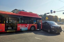 대전 법동네거리서 시내버스·승합차 추돌...승객 10여명 부상 - 교통 마이너 갤러리