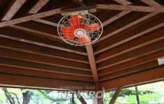 유성구, 폭염 대책으로 공원 정자에 선풍기 설치 | 뉴스로