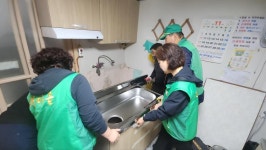 뉴스로 - 지자체가 보인다! - 영선2동 새마을 단체, 경로당 시설환경 개선 사업 실시 영선2동 새마을 단체, 경로당 시설환경 개선 사업 실시