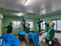 덕천1동 그린봉사대·자율방재단, 약수정경로당 개보수 실시 | 뉴스로